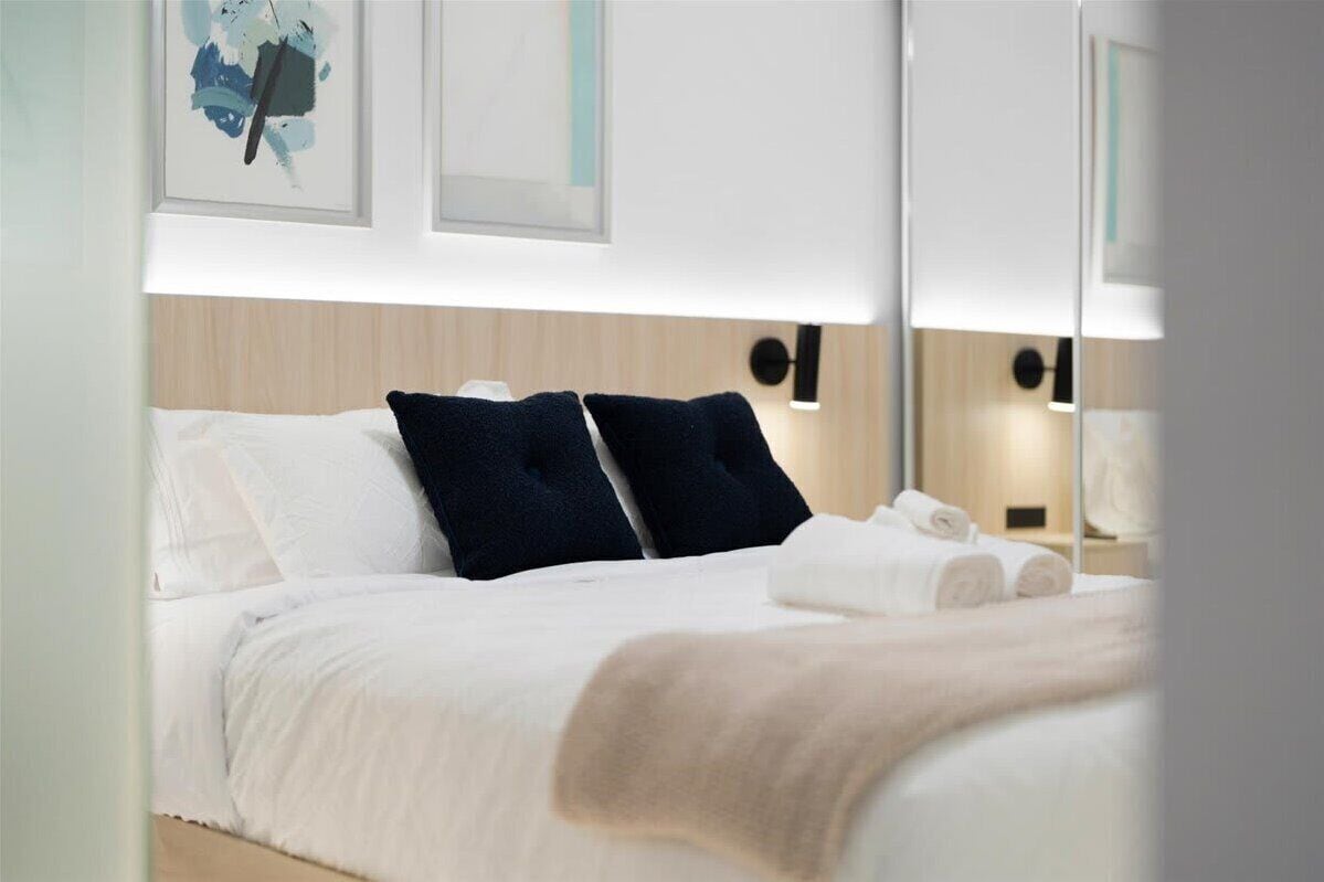 Desk, iron/ironing board, WiFi, bed sheets