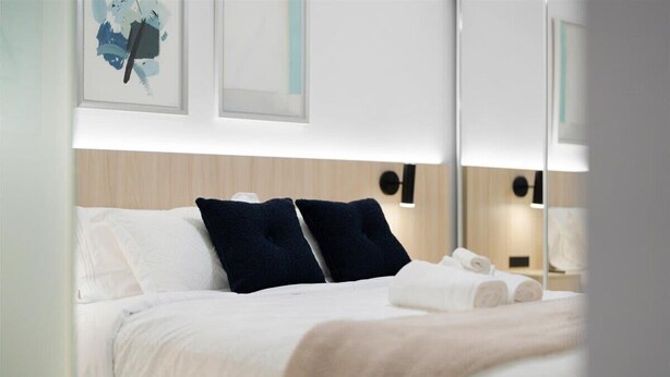 1 bedroom, desk, iron/ironing board, WiFi - 1BR Boutique Lower Suite • Sleeps 4 • Free Parking (Toronto)
