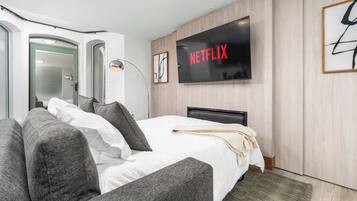 Iron/ironing board, WiFi, bed sheets