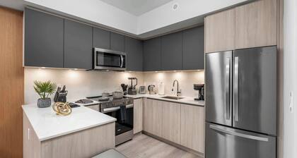 Boutique 3BR Townhouse • Free Parking • Sleeps 7