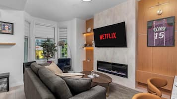 Een televisie, een open haard en een kantoor