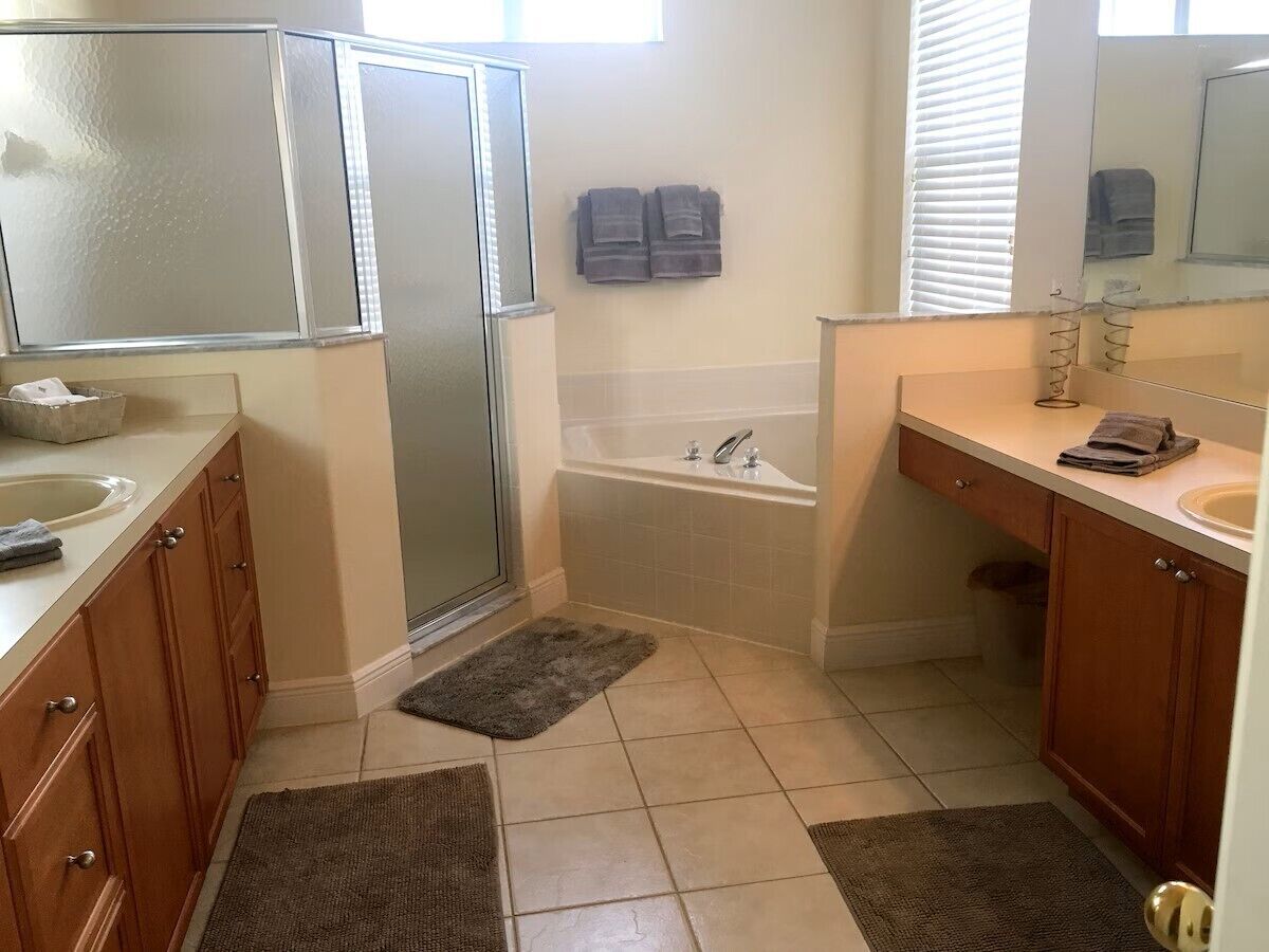 Une salle de bain avec une douche, un lavabo et une baignoire.