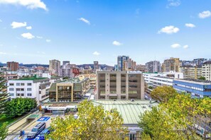 A cityscape with various buildings, including a multi-story structure with a green roof and a building with a sign that reads 'CENTROBUD'. - Marina Norte apartment 3BR and pool (Viña del Mar)