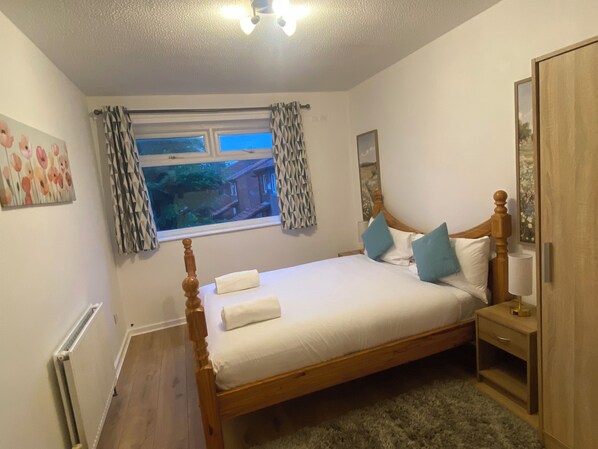 3 bedrooms, iron/ironing board, WiFi, bed sheets
