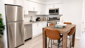 Fridge, oven, stovetop, dishwasher