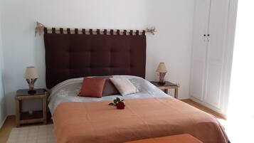 4 bedrooms, iron/ironing board, free WiFi, bed sheets