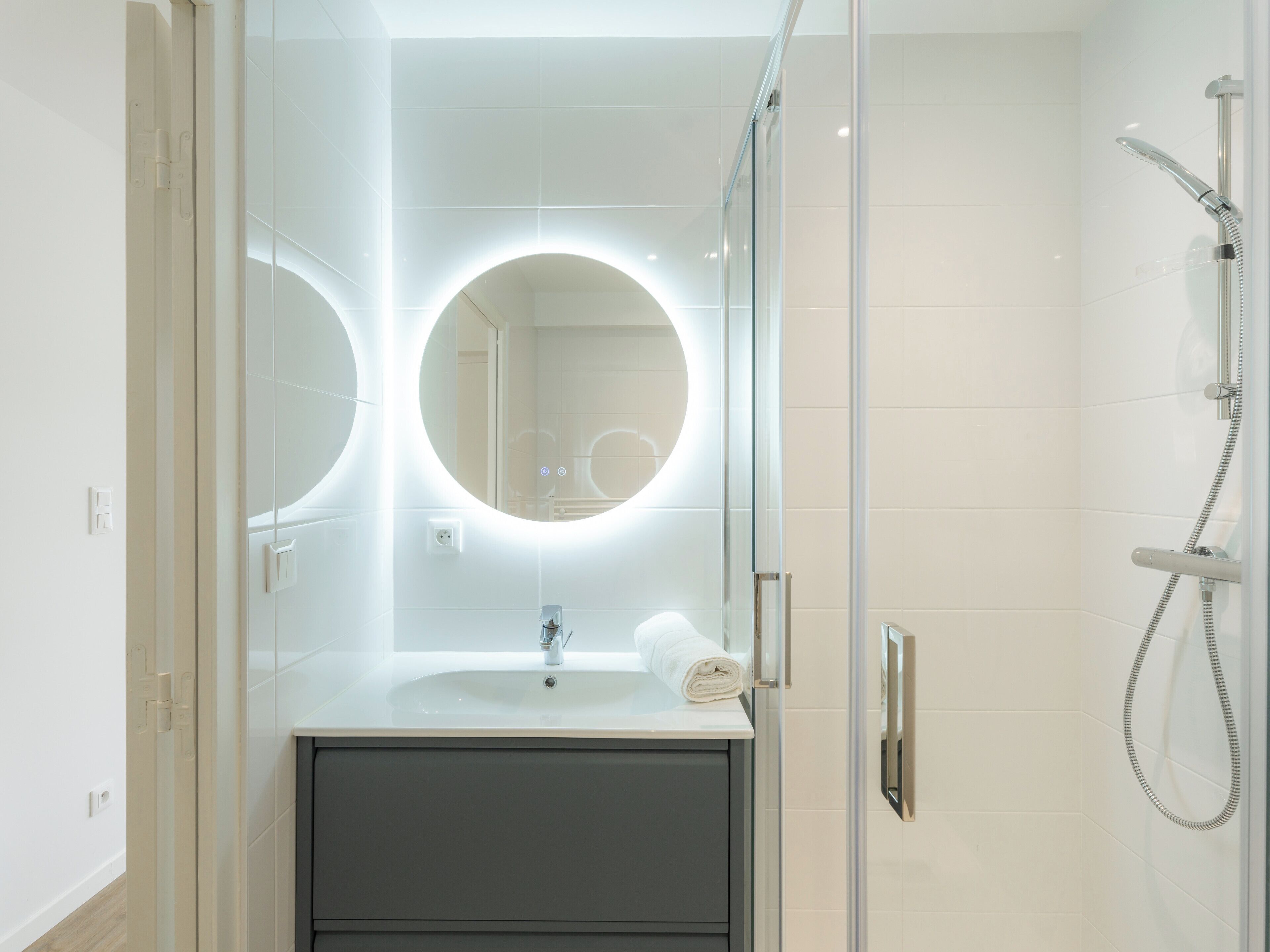Een douche, handdoeken