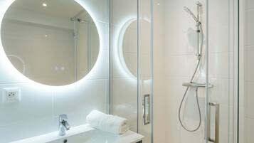 Shower, towels