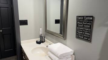 SĂšche-cheveux, serviettes fournies, papier toilette