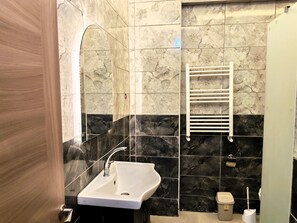 Apartment, Berbilang Katil, Kitchen | Bilik Mandi | Gabungan pancuran/tab mandi, tuala disediakan, sabun, syampu 