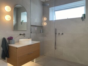 Doccia, asciugacapelli, asciugamani, sapone