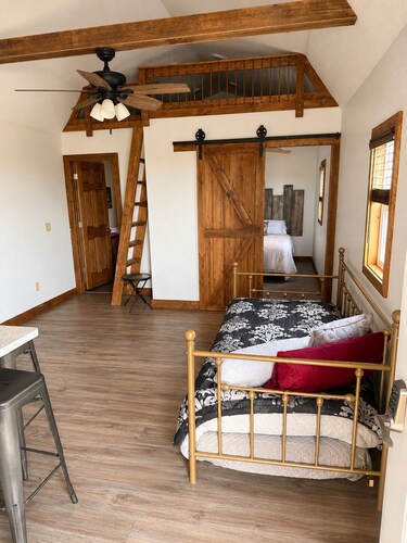 Quiet Cottage 2 Retreat with Loft, Full Kitchen & Scenic Views