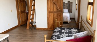 Quiet Cottage 2 Retreat with Loft, Full Kitchen & Scenic Views