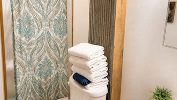 Dusche, Handtücher, Toilettenpapier