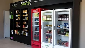 Ein Automatenbereich mit Coca-Cola- und Smart&24-Automaten.