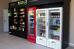 Un'area con distributori automatici, che offrono diverse bevande, inclusi distributori a marchio Coca-Cola.