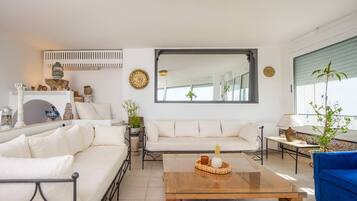 Apartment, 2 Bedrooms, Smoking, Balcony | Living room
