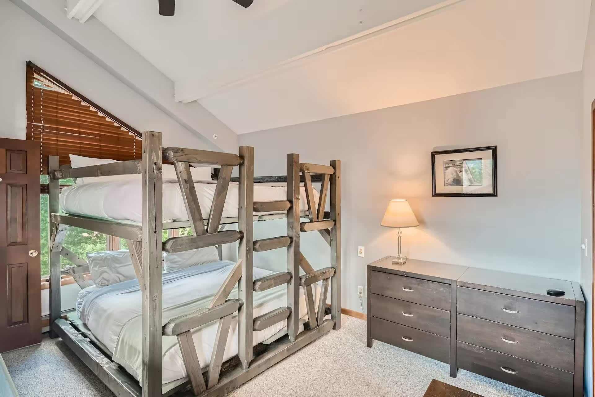 3 habitaciones, tabla de planchar con plancha, cuna de viaje y wifi 