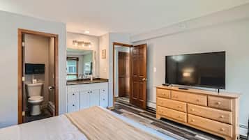3 bedrooms, iron/ironing board, travel cot, WiFi