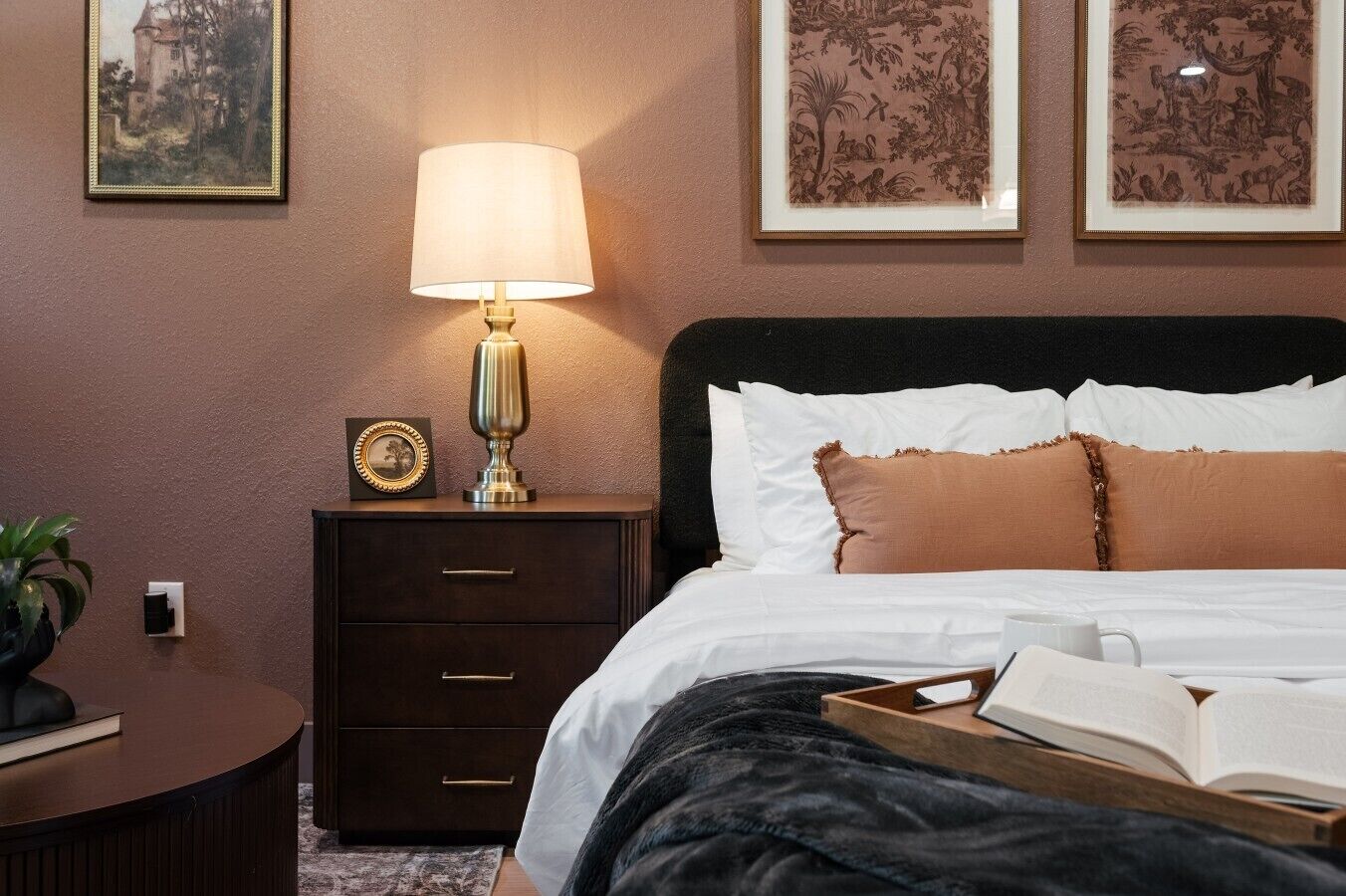 1 dormitorio, escritorio, tabla de planchar con plancha y cuna de viaje