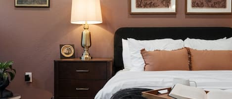 1 dormitorio, escritorio, tabla de planchar con plancha y cuna de viaje