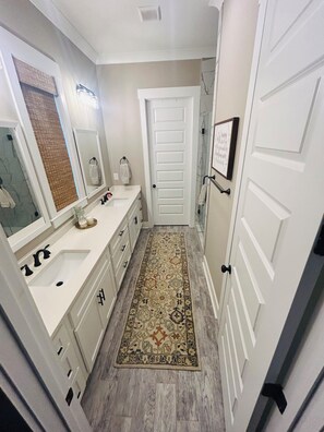 A bathroom with a sink, mirror, and towel rack. - Family-friendly Lakefront Retreat in Peaceful Slough on beautiful Lake Martin (Dadeville)