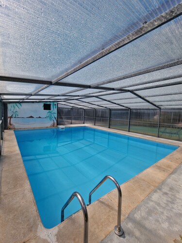 Chalet with barbecue, garden and indoor swimming pool next to the mountains