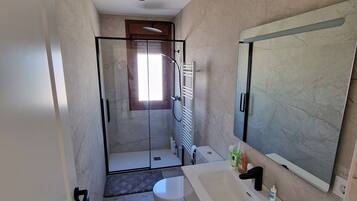 Een douche, een haardroger, handdoeken, zeep