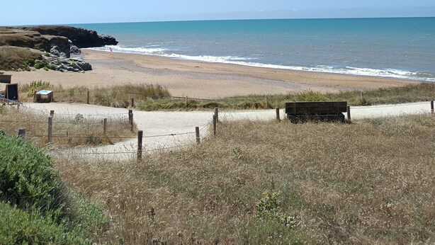 A beach with a clear sky, a sandy shore, and a rocky outcrop. - Vendée getaway: Mobil home _ Commequiers (Commequiers)