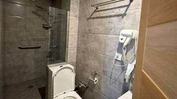 Chambre Double ou avec lits jumeaux, patio, vue ville | Salle de bain