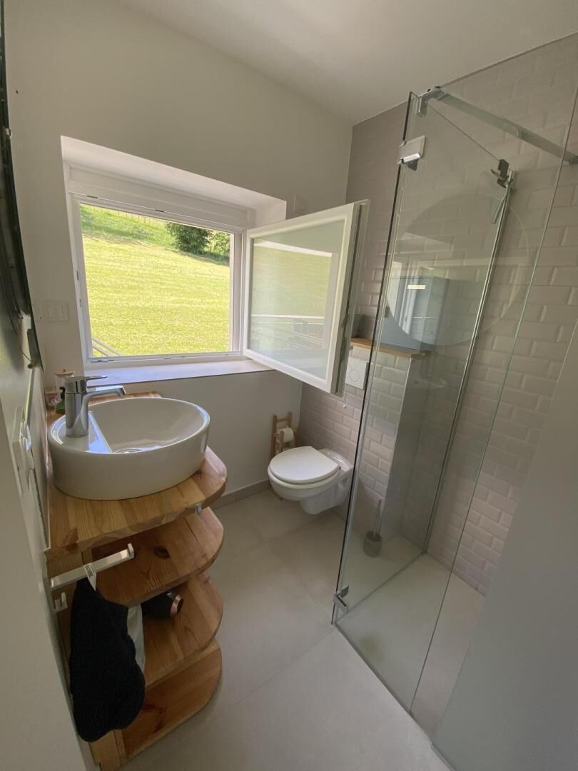 Een douche, een haardroger, handdoeken