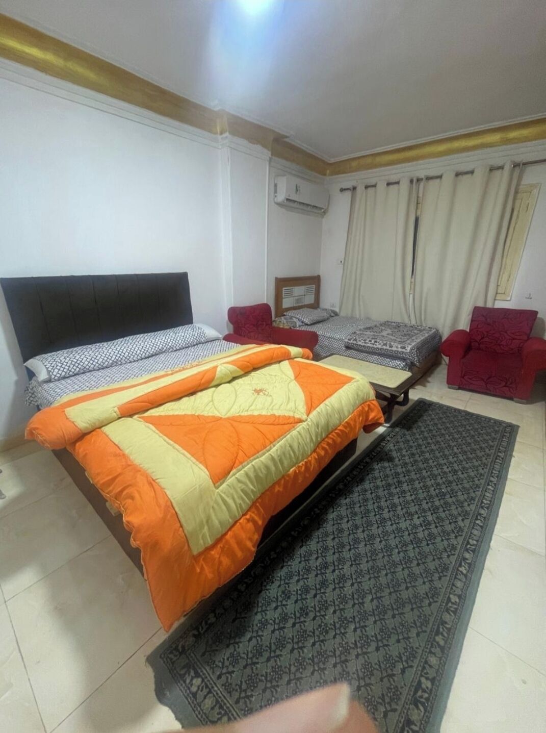 Iron/ironing board, bed sheets