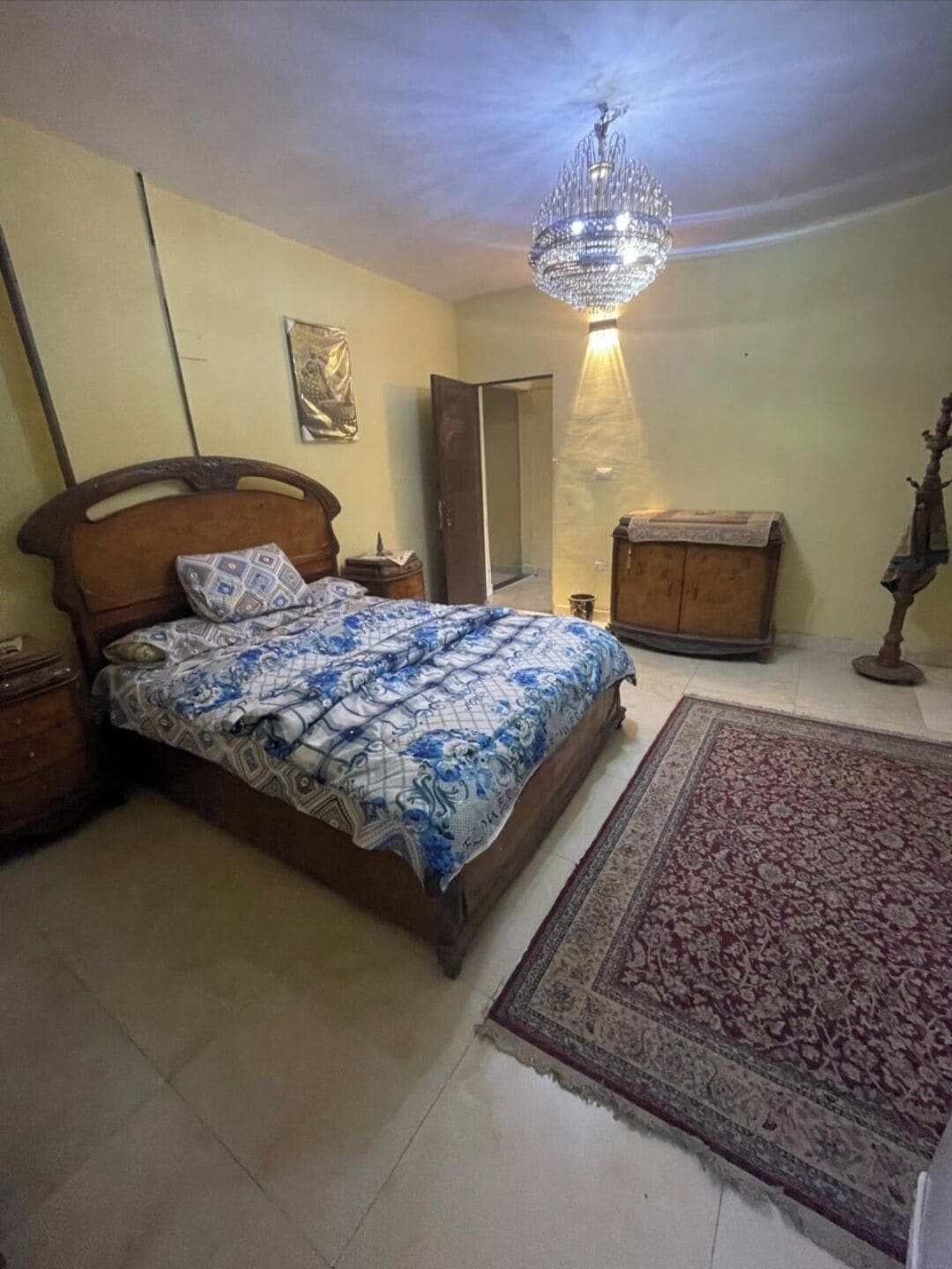 Tabla de planchar con plancha y ropa de cama 