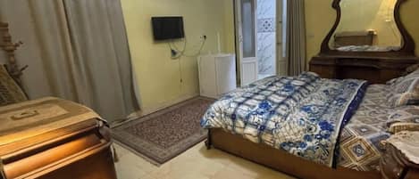 Iron/ironing board, bed sheets