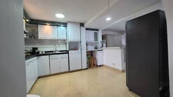 Cafetera o tetera, placa de cocina y utensilios de cocina