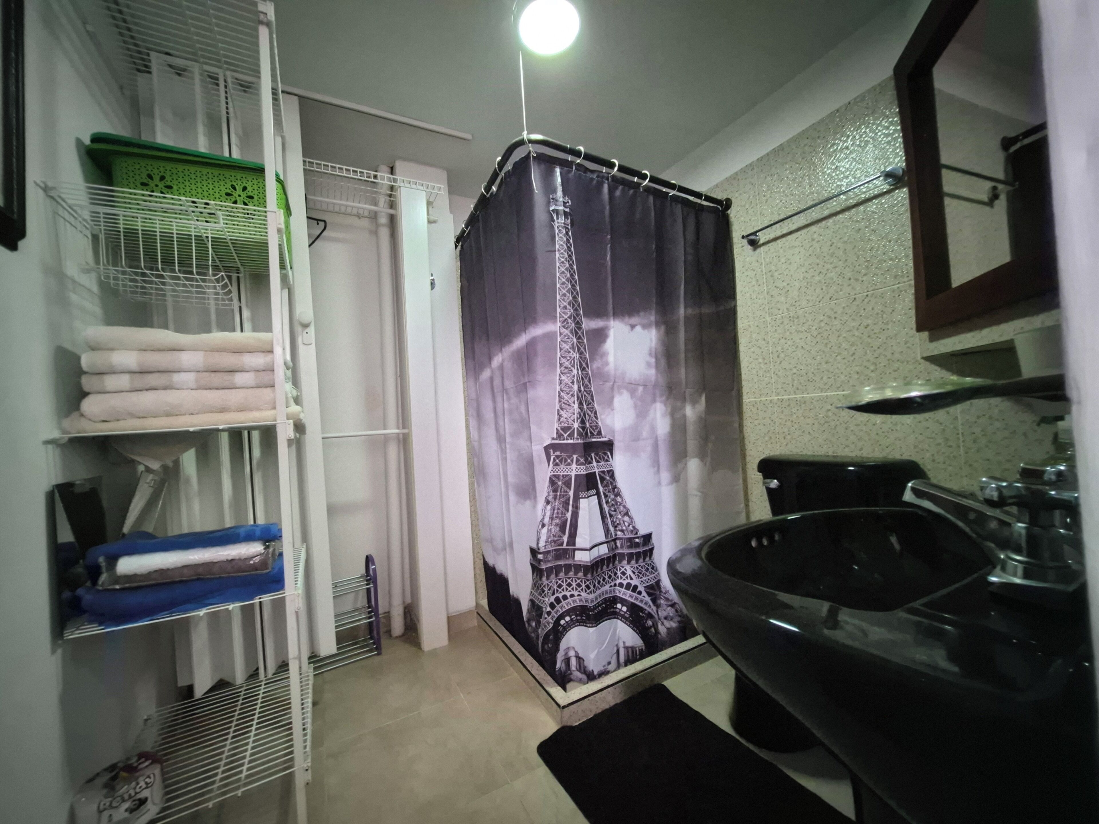 Douche, serviettes fournies, savon, papier toilette
