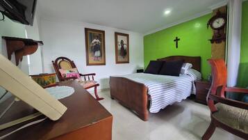 1 bedroom, iron/ironing board, WiFi (free), bed sheets