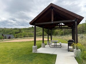 Outdoor dining - Meadowlark Nest CEW1 | Hot Tub | Swim Spa |Game Rm (Huntsville)