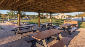 Outdoor dining - Large Group Williamsburg Retreat Near Colonial Sites & Busch Gardens (Williamsburg)