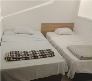 Tabla de planchar con plancha, wifi y ropa de cama 