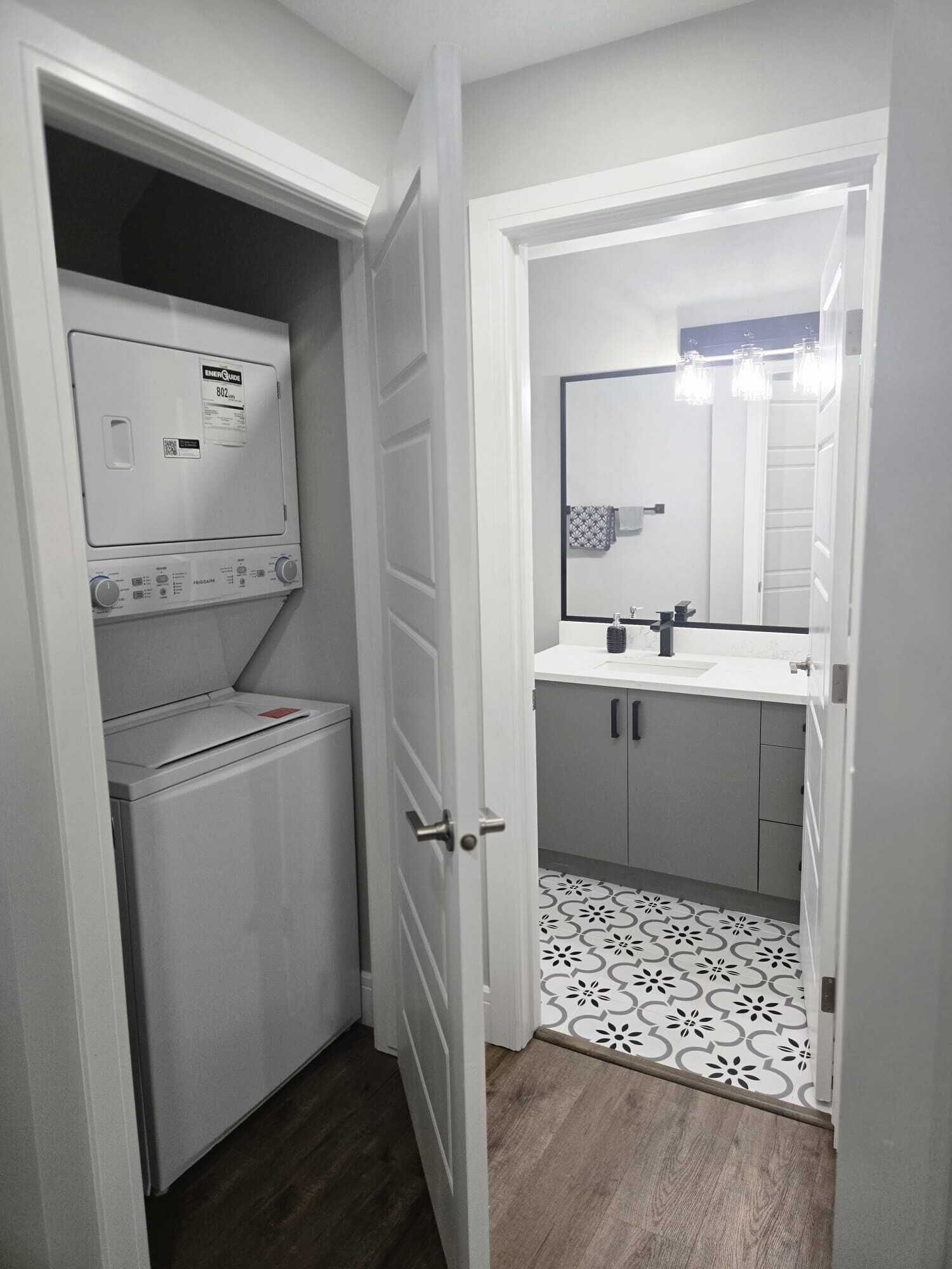 Sèche-cheveux, serviettes fournies, savon, papier toilette