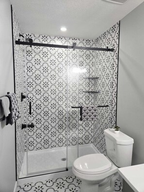 Secadora de cabello, toallas, jabón, papel de baño 