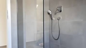 Ducha, secador de pelo, toallas