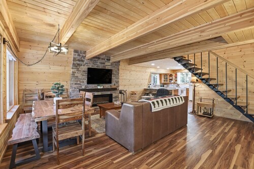 Mountain Charm
Quaint 2-bedroom cabin in Duck Creek Village
