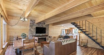 Mountain Charm
Quaint 2-bedroom cabin in Duck Creek Village