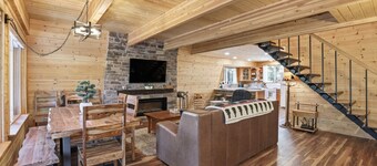 Mountain Charm
Quaint 2-bedroom cabin in Duck Creek Village