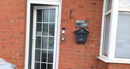 Cosy Cottage style Bungalow Close to Leicester City, Abbey Park & The Highcross
