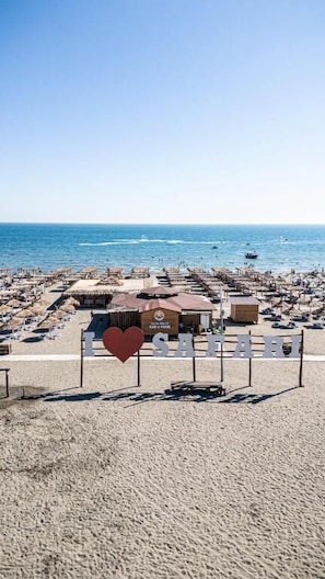 A beachside hotel with multiple rooms, a clear view of the sea, and a sign with 'I ♥ SATURDAY' in the foreground. - Safari Beach & Camping (Ulcinj)
