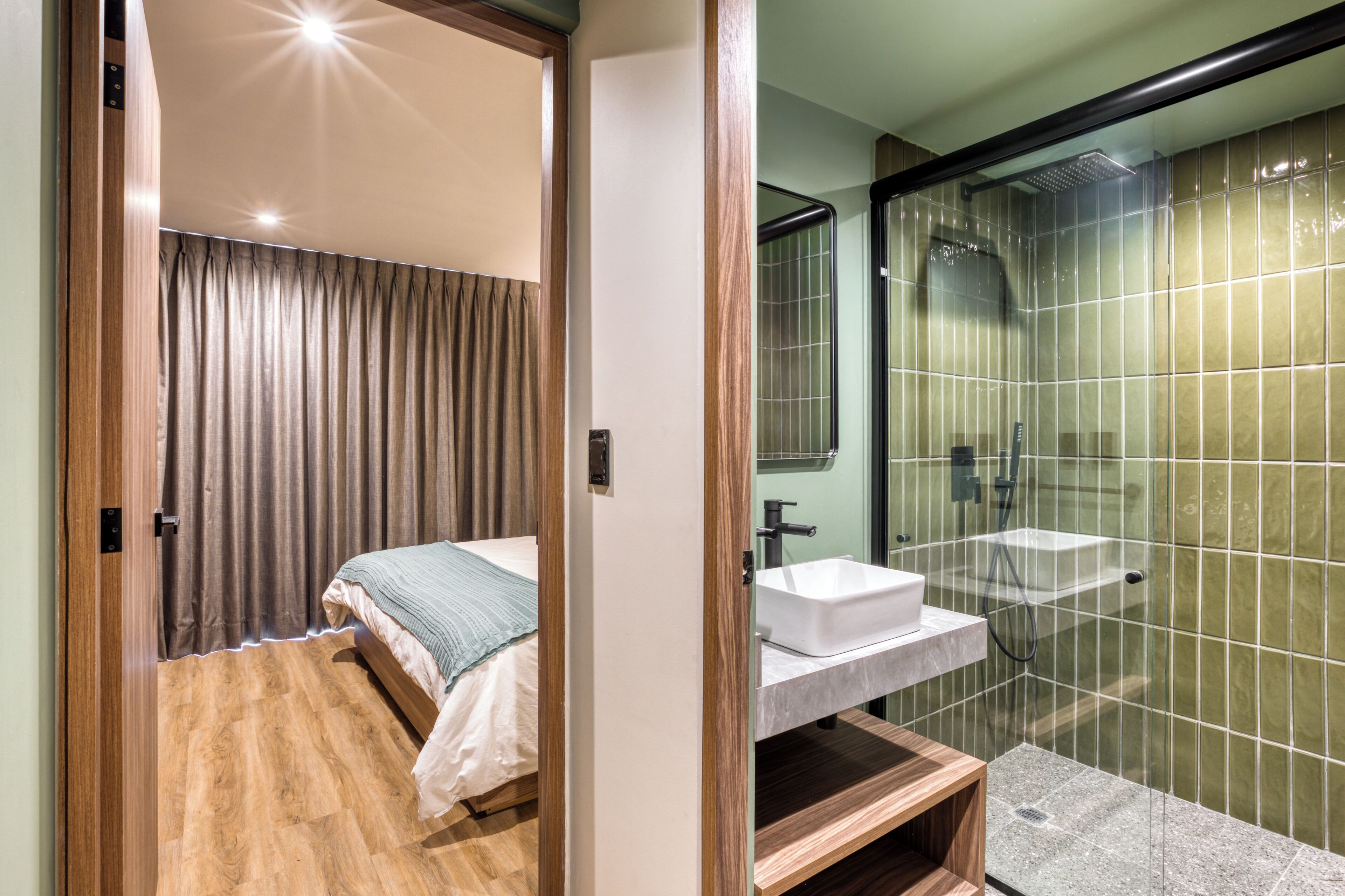 Douche, douche à « effet pluie », articles de toilette gratuits