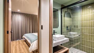 Shower, rainfall showerhead, free toiletries, hair dryer